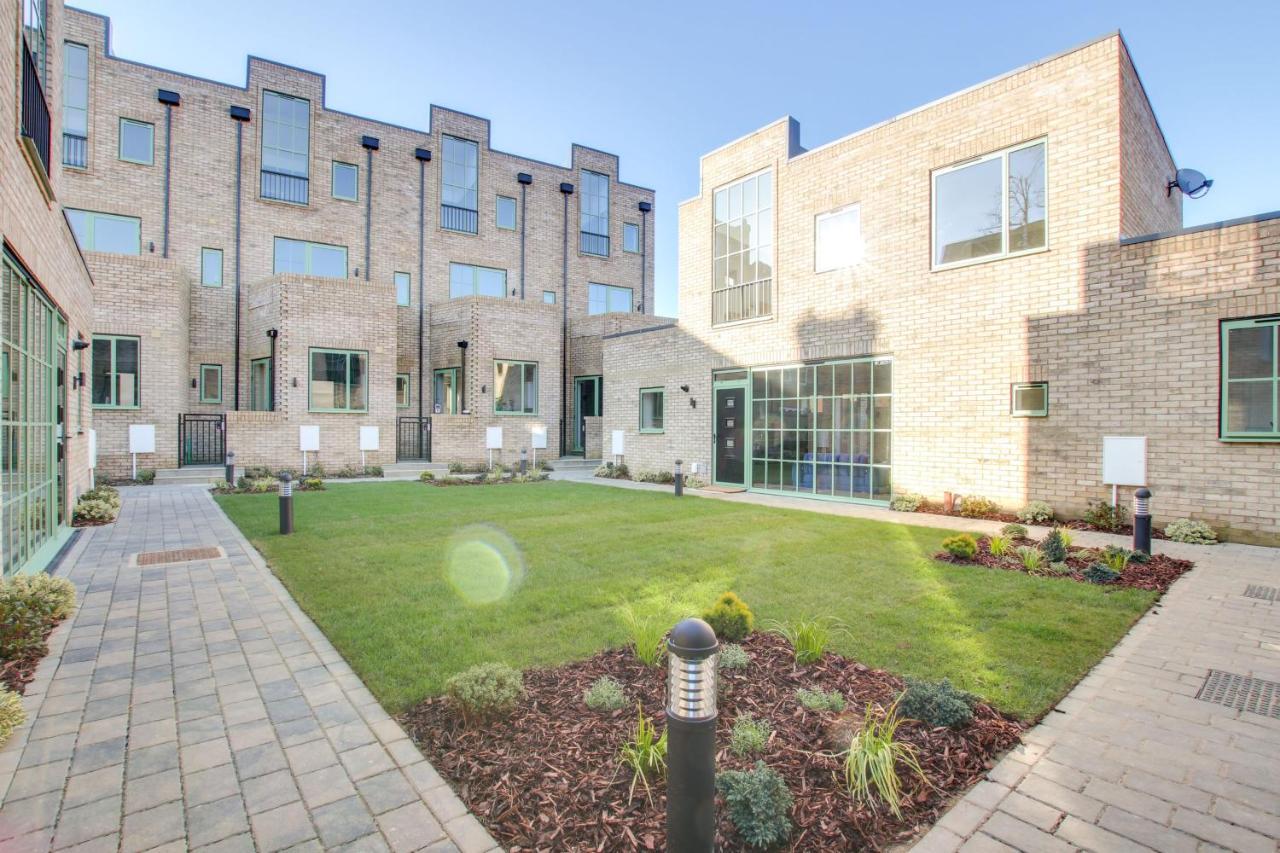 Stunning Newbuilt 3 Bed House Sleeps 9 Βίλα Edmonton Εξωτερικό φωτογραφία